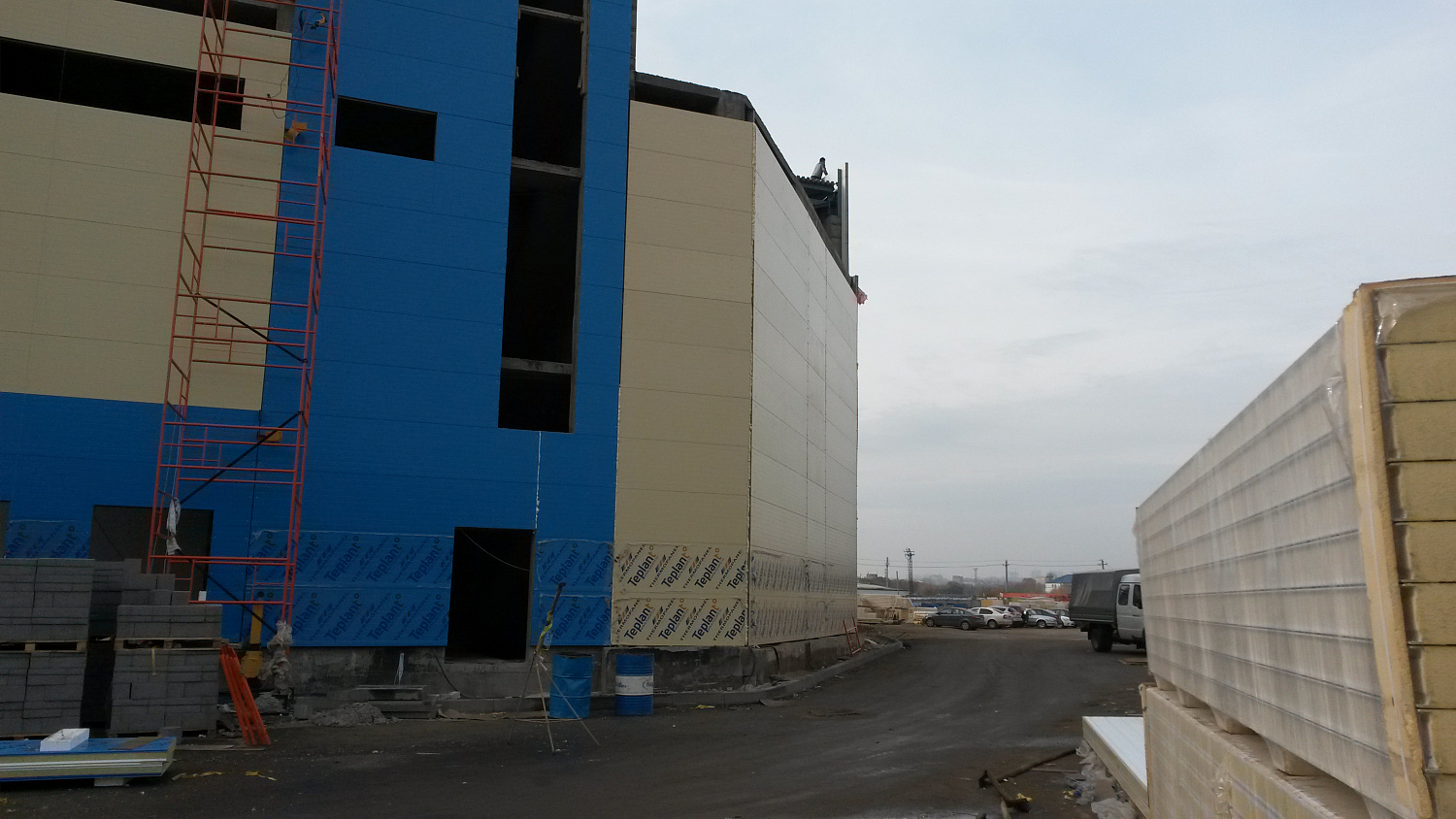 Монтаж сэндвич панелей ангаров